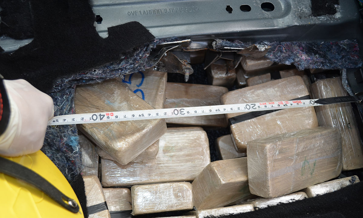 Olandezii au încercat să intre în țară cu 84 de kilograme de droguri
