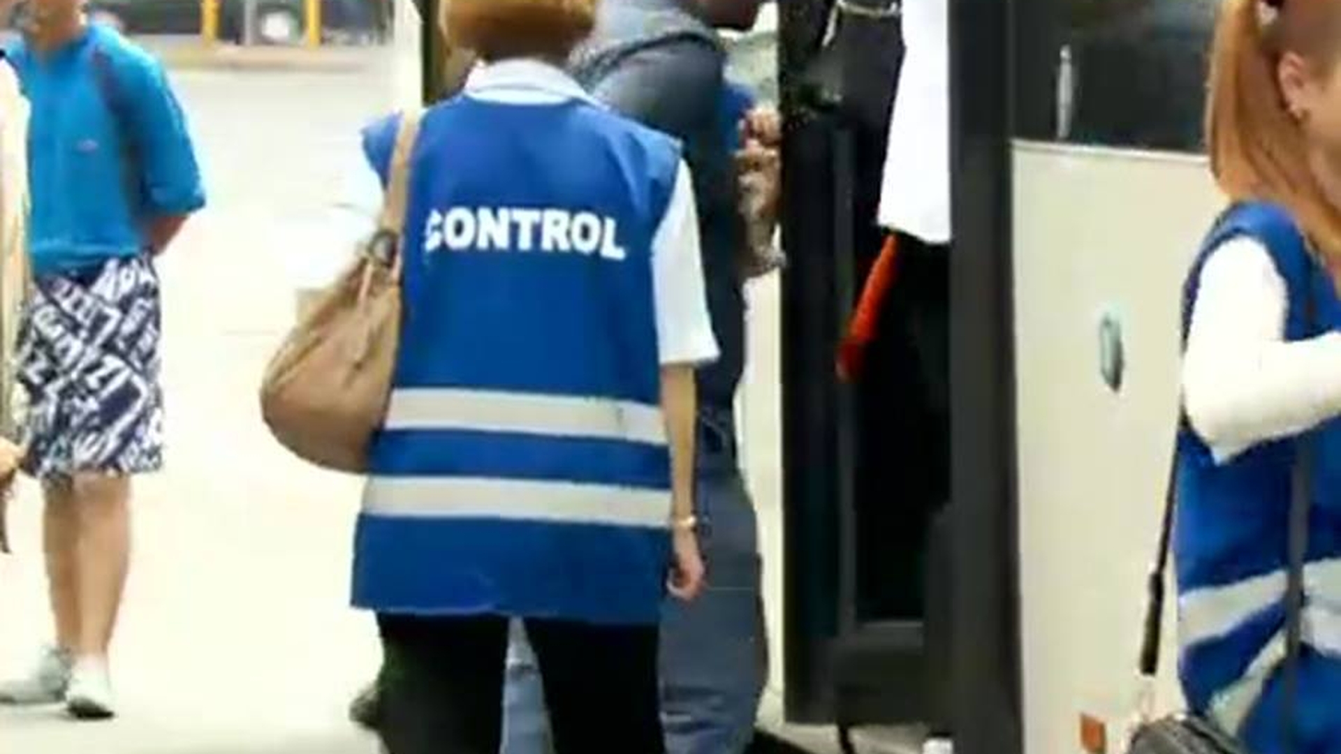 Ce a pățit un bucureștean în autobuzul 104: "Azi dimineață a venit la mine o doamna cu geaca albastra și cu scris mare CONTROL"