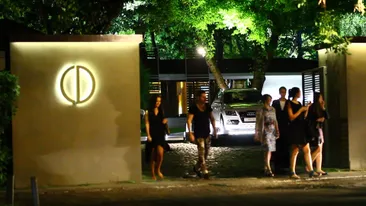 Politia este pe urmele lui, dar Randi nu renunta la distractii si femei! Vezi aici cu cine a iesit cantaretul in club!