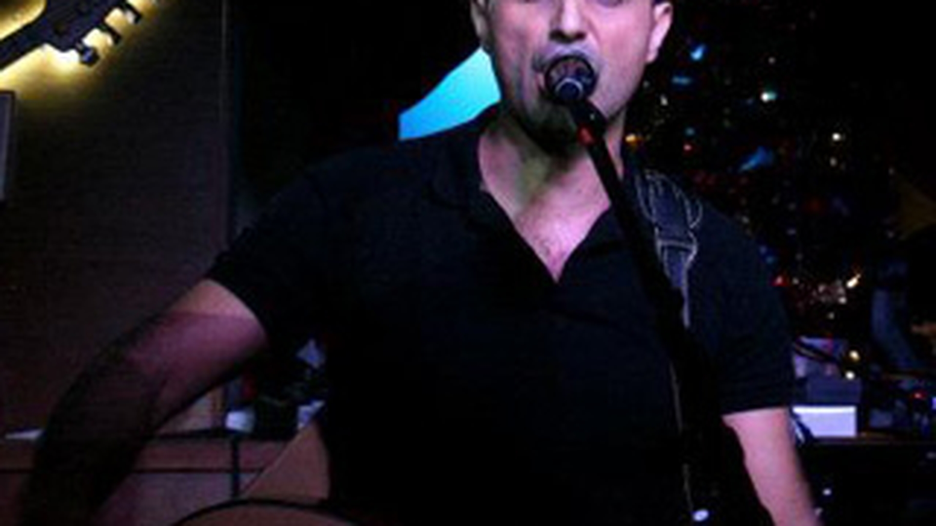 Robert Turcescu isi va serba ziua de nastere intr-un concert de zile mari cu trupa sa, "Casa Presei"!