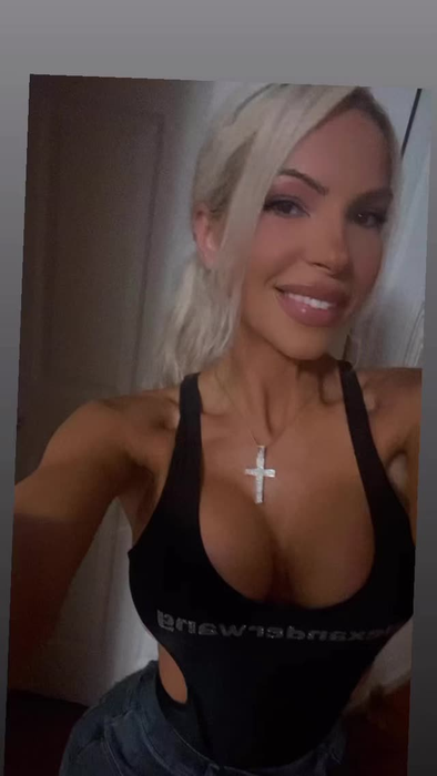 Jessica știe să își "premieze" urmăritorii
