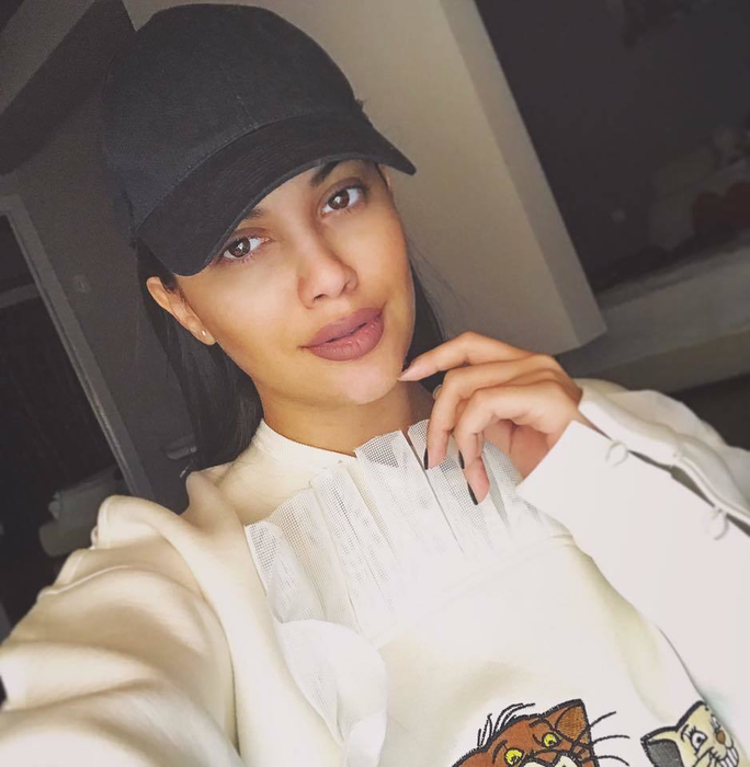 BETTY SALAM şi-a schimbat look-ul cu o pereche de ochelari! Uite cum arată acum cântăreaţa