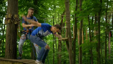 Răzvan Botezatu, aruncat de la înălţime de către Raru! Prezentatorul TV nu se aştepta nicidecum la asta