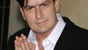 Charlie Sheen se bucura de insuccesul seriei "Doi barbati si jumatate"! "Ashton face si el ce poate!"