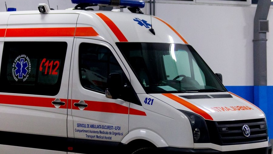 O ambulanță SMURD s-a răsturnat în Capitală. Membrii echipajului au fost transportați la spital