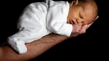 Șocant! Nou-născut, abandonat într-o pungă, pe o stradă din Sectorul 3. Bebelușul, dus la Spitalul „Marie Curie”