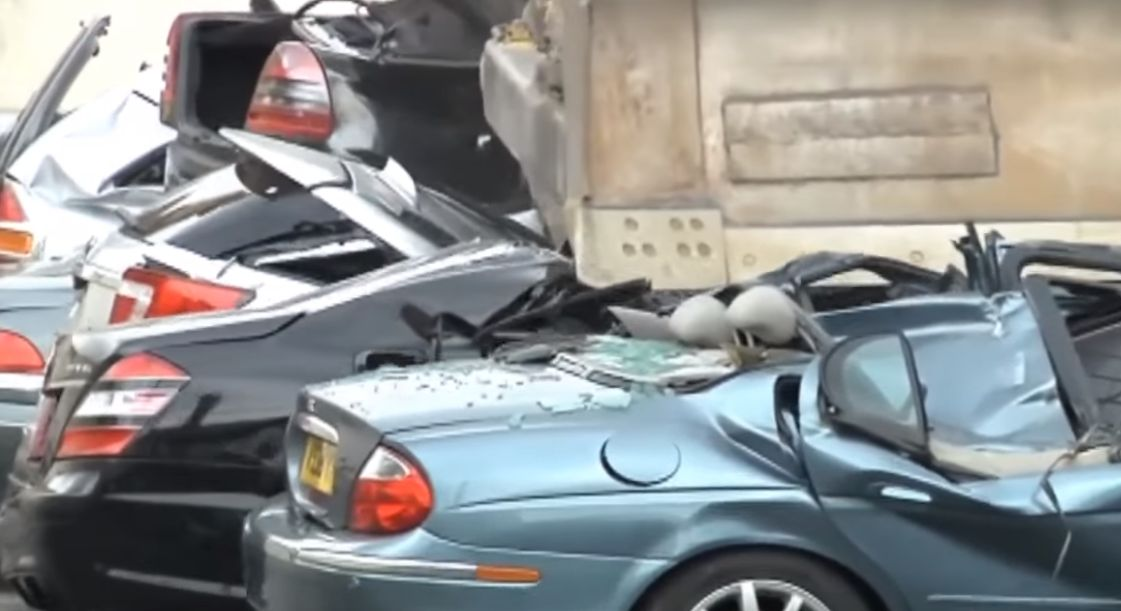 Președintele filipinez a distrus 60 de mașini de lux Lamborghini și Porsche, care au fost băgate ilegal în țară! Autoturismele însumau peste 4 milioane de euro