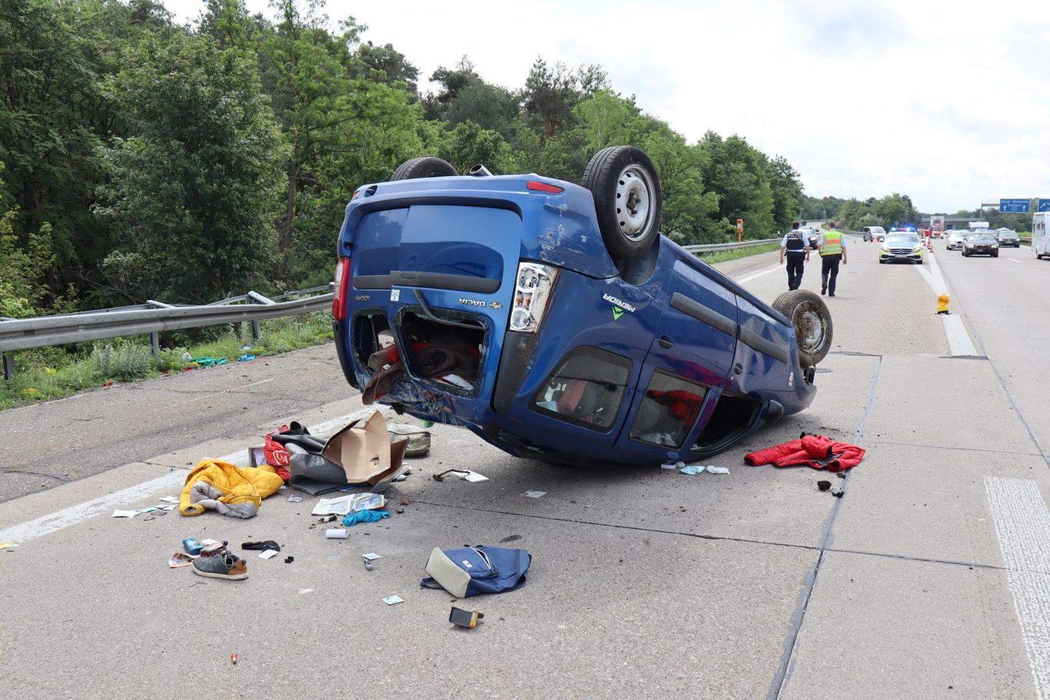 Șoferul unui Logan MCV, cursă haotică pe o autostradă din Germania. A mers cu 180 km/h și a făcut accident, fiind urmărit de 20 de mașini de poliție. Sursa foto: Heidelberg24.de