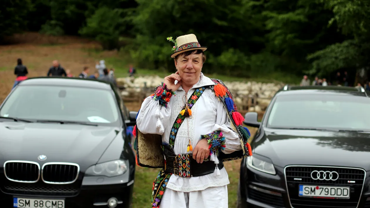 Povestea satului din România unde oamenii au construit palate în care nu locuiesc