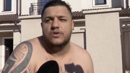 Alin Borcan, cu pușca în mână în fața casei, după percheziții. Ce a început să strige la reporteri: "Au venit nişte hoţi cu cagule pe faţă şi...”