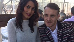 Nici nu zici că a născut în urmă cu trei luni de zile! Soţia lui NICOLAE MITEA a făcut senzaţie într-un costum de baie, care i-a lăsat la vedere abdomenul tonifiat