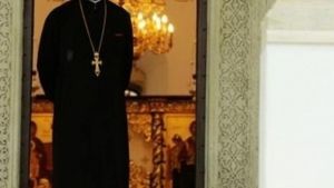 Au fost luate primele măsuri în cazul bebelușului mort după botez! Preotul a fost suspendat din funcție