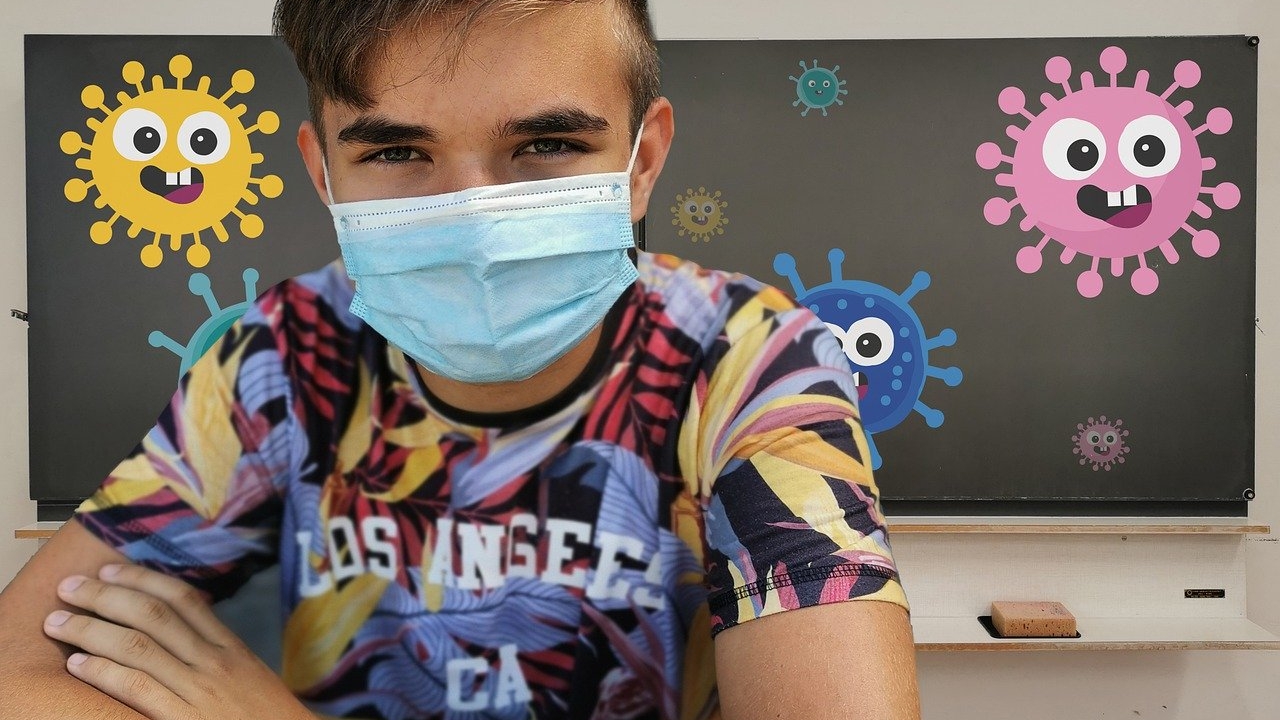 Râzi cu lacrimi! Cum a răspuns un elev din București la întrebarea: ”De ce nu porți mască de protecție?”