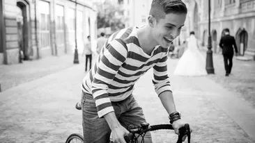 Dezvaluirile mamei unui solist celebru: Cand era mic nu ne permiteam sa stam la hotel, la mare. Nici acum nu o duc bine cu banii