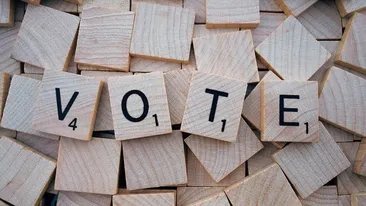 Mai mulți brașoveni nu au putut să voteaze pentru că barmanul din sat le-a „sechestrat” buletinele