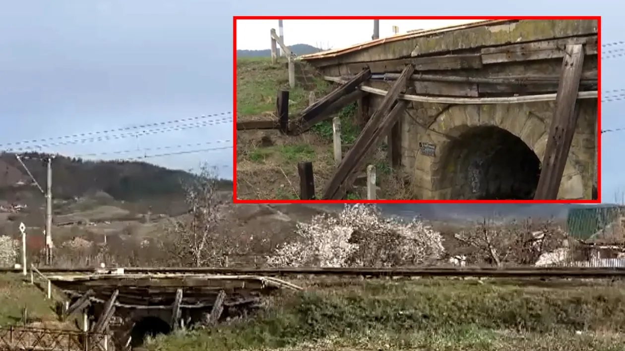 De-a râsu'-plânsu'! Un pod feroviar vechi de 100 de ani stă proptit în pari de lemn, la Târgu Ocna. Localnicii susțin că e un pericol pentru călători