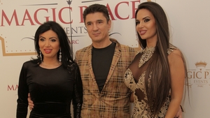 Ce sexy a fost Adriana Bahmuteanu la ziua de nastere a lui Luis Lazarus. Vedeta a purtat o rochie extrem de scurta