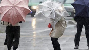 Meteorologii avertizează! PLOI şi VÂNT în mai multe zone din ţară