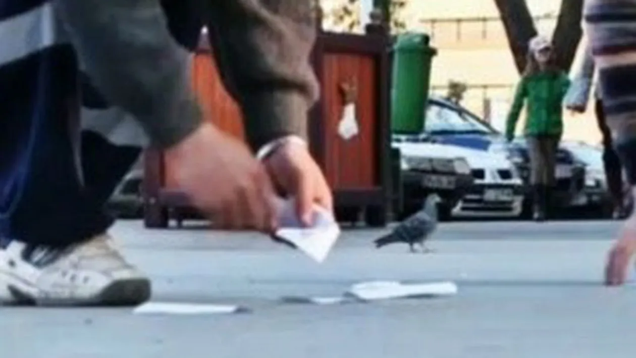 Ce a făcut un pensionar din Arad după ce a găsit un plic cu bani pe stradă! Gestul i-a lăsat fară cuvinte pe poliţişti