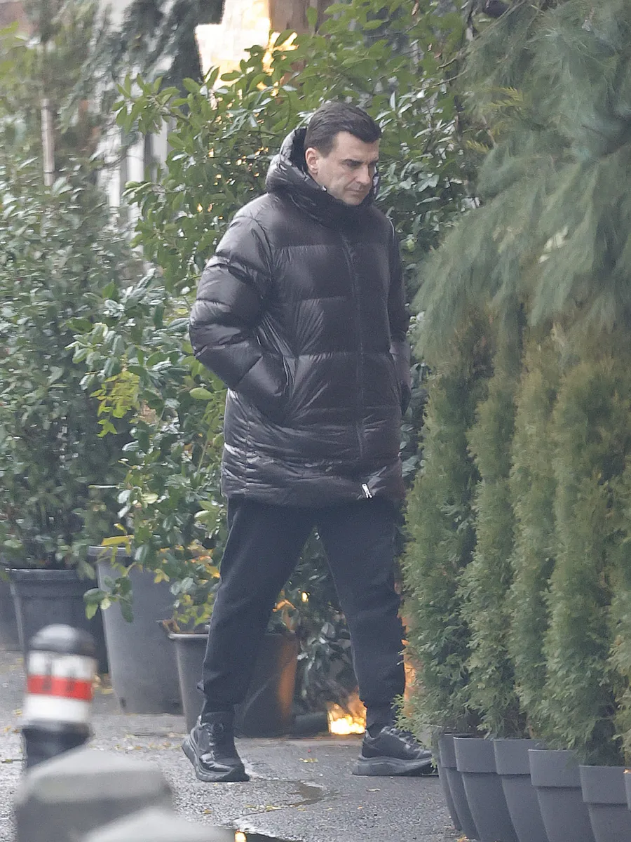 Soțul vedetei a fost la fel de gros îmbrăcat