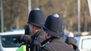 Un băiat de 13 ani, arestat în Marea Britanie! Motivul ireal pentru care autoritățile l-au reținut