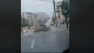 Scene „apocaliptice” la Iași! Arterele principale au fost inundate din cauza ploilor abundente