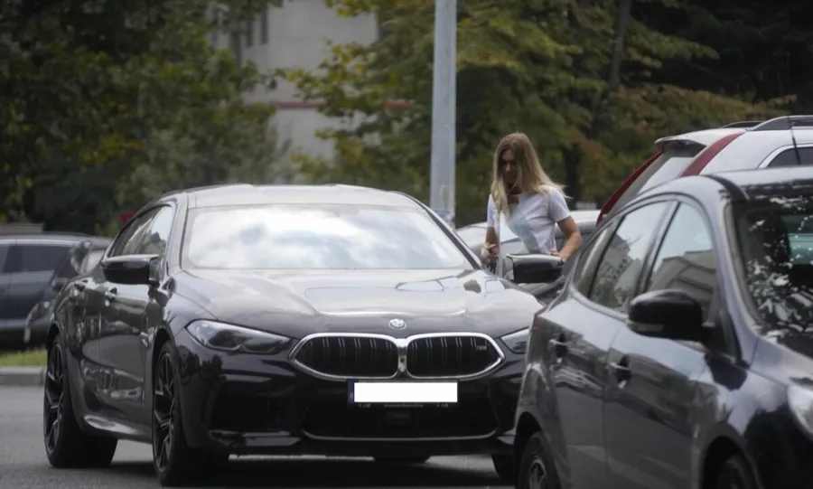 Simona își încheie "odiseea" prin oraș (Foto: CANCAN.RO)