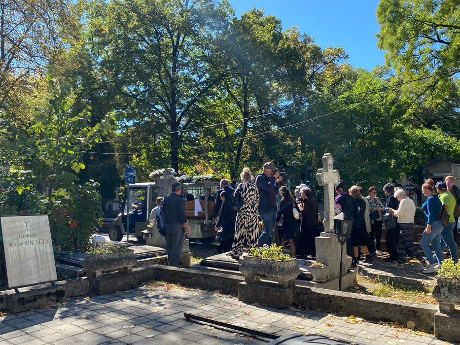 Alexandru Arșinel a fost înmormântat în cimitirul Bellu, duminică, în jurul prânzului. A fost condus pe ultimul drum de peste 200 de oamani (Foto: CANCAN.RO)
