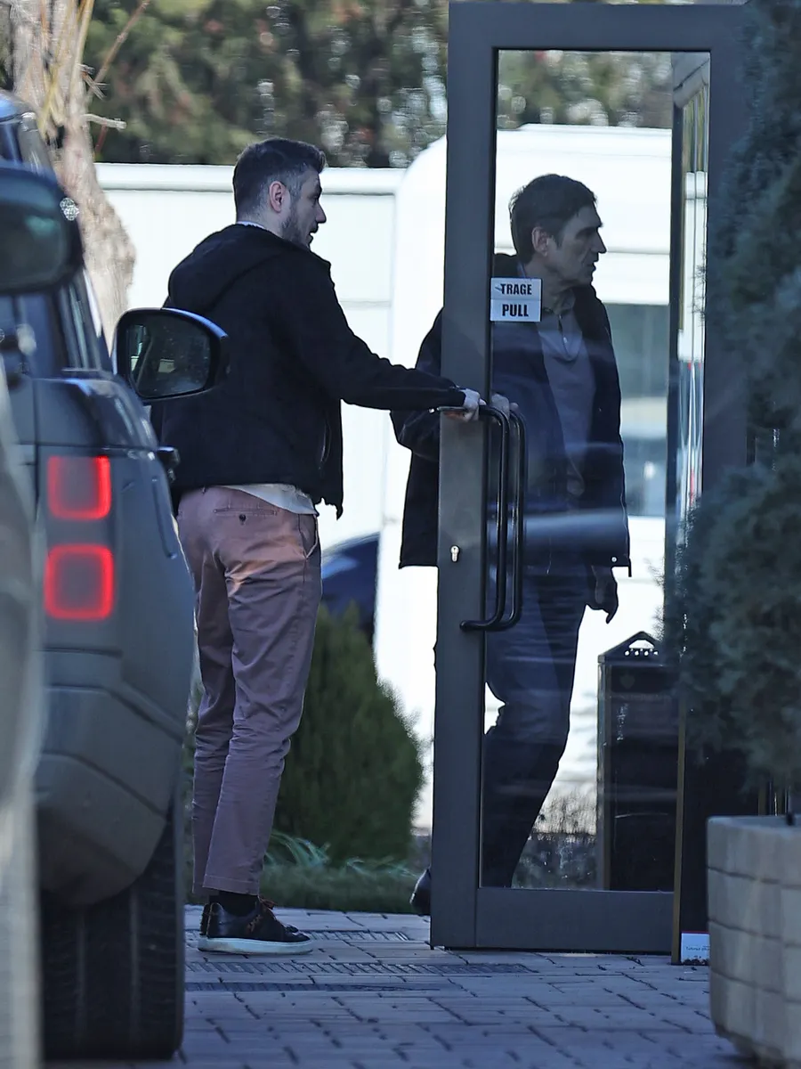 Alex este atent la detalii și îi ține ușa tatălui său