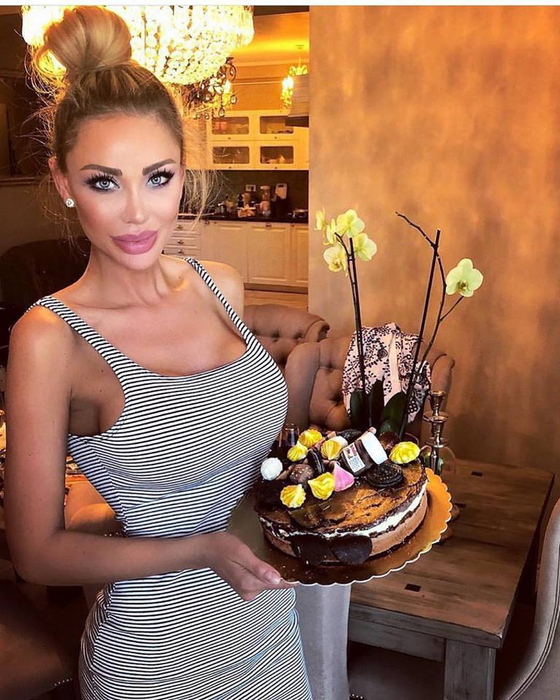 Bianca Drăgușanu și Alex Bodi, petrecere tradițională în Mediaș. Poza fabuloasă cu tăurașul la proțap