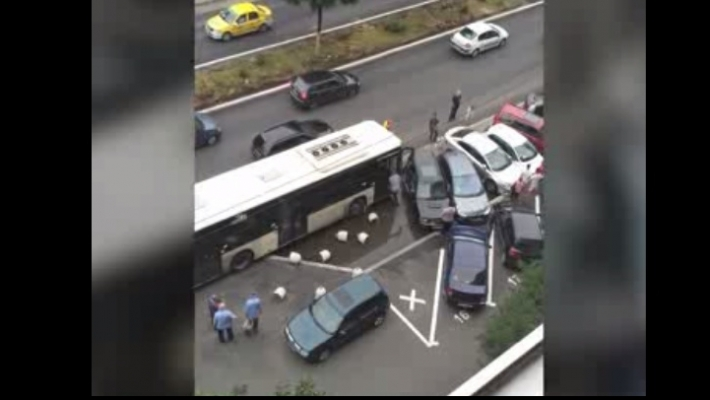 6 maşini distruse de un autobuz în Capitală. Poliția a ajuns, rapid, la fața locului