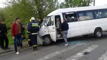 Un microbuz cu pasageri şi alte trei maşini au fost implicate într-un accident în judeţul Argeş 