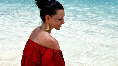 Corina Caragea, în costum de baie! Ştirista a dat jos hainele de pe ea şi....