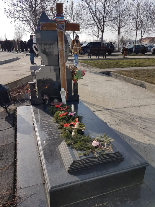 Mormântul Aurei Ion este îngrijit, plin de coroane și crengi de brad.  Pe el se află și un avion alb