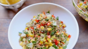 Salată de linte cu lămâie și ierburi, preparatul mediteranean vegan fresh cu aromă intensă și textură plăcută