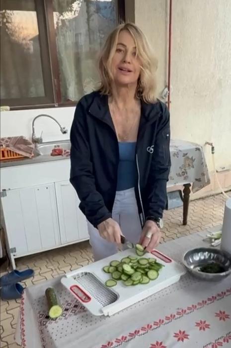 Nadia Comăneci a gătit în vizită la mama ei. Sursa foto: captură video / orangesport.ro