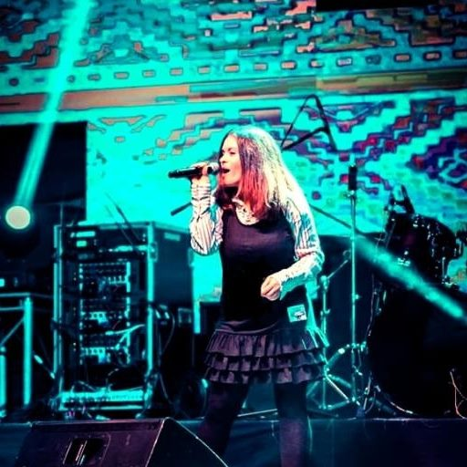 Monica Andrei, ex-Candy, s-a mutat împreună cu văduva lui Lucian Ionescu: “Câștigă cât să trăim de pe o zi pe alta”. Care sunt problemele cu care se confruntă cele două foste rivale