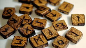 Horoscop rune azi, 5 iunie 2026. Nativii care sunt opriți de Isa exact înainte de o mișcare financiară importantă. Motivul îi va surprinde plăcut mâine