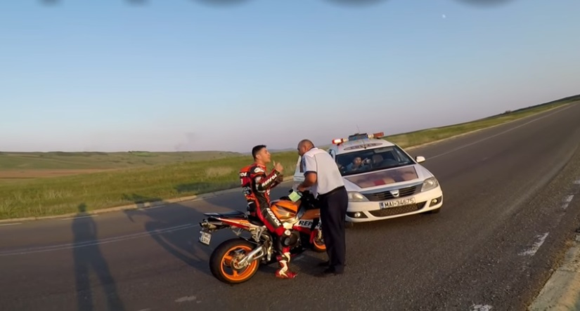 Un polițist i-a făcut o mărturisire șocantă unui motociclist pe care l-a surprins în timp ce făcea burnout-uri pe un drum din Botoșani