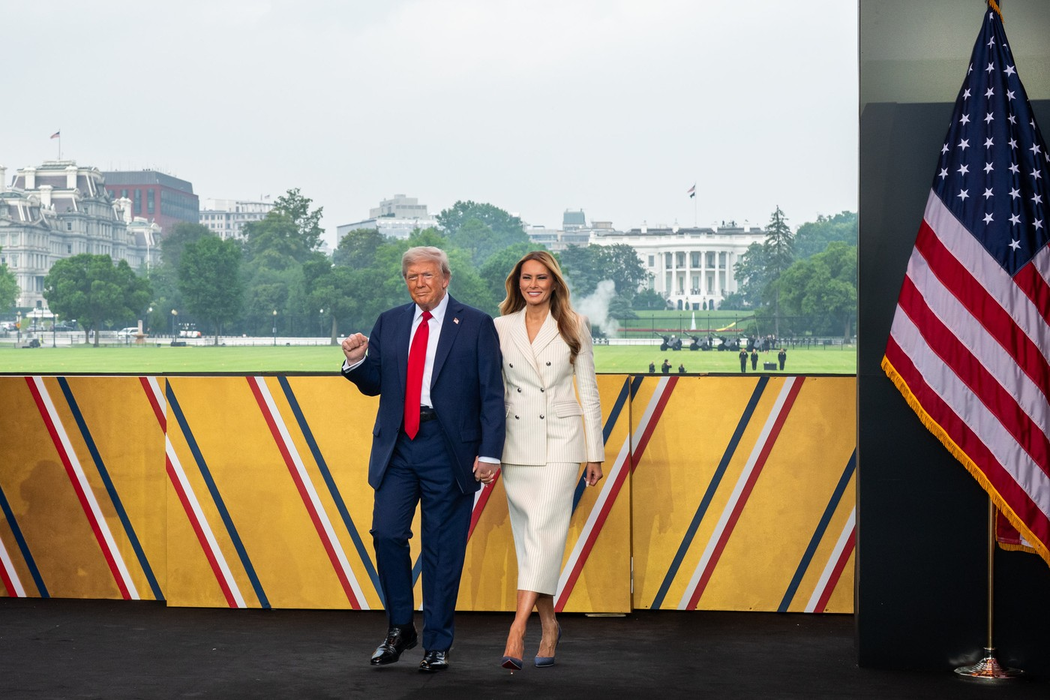14 iunie 2025, Washington, District of Columbia, SUA: Președintele DONALD TRUMP și Prima Doamnă MELANIA TRUMP participă la marea paradă și celebrare a celei de-a 250-a aniversări a Armatei SUA în Washington. Foto: Profimedia