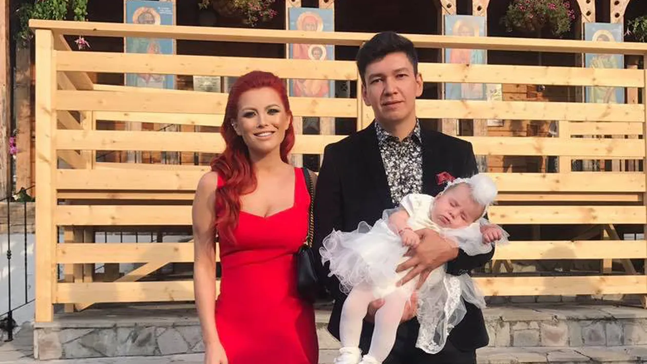 ELENA GHEORGHE a făcut publice imagini de la botez! Ce ţinute a schimbat roşcata