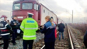Bătrân căzut pe șinele de cale ferată, salvat de polițiști. L-au văzut când i s-a făcut rău
