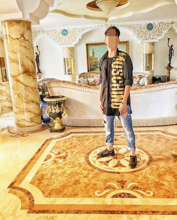 Wael locuiește alături de familie într-un palat impresionant