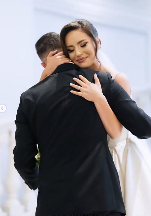 Finalistul Românii au talent și fosta prezentatoare METEO de la Prima TV s-au căsătorit religios! Primele imagini de la nunta lui Valentin Luca și Roxana Ghiorghian