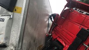 FOTO. Accident violent cu două TIR-uri şi un autoturism. Unul dintre şoferi, în stare gravă