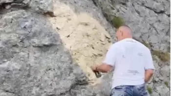 Cum și-a explicat gestul bărbatul care a fost prins în timp ce făcea graffiti pe Transfăgărășan: ”E stâncă”