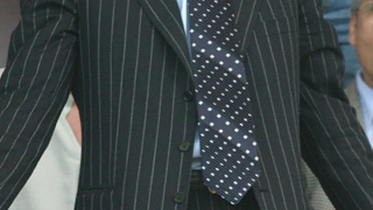 CEL MAI SPUMOS VIDEO Gigi Becali, show de zile mari in fata palatului de milioane de euro! Eu am niste trairi de om! Daca vreau sa cant, cant, daca simt ca vreau sa dansez, dansez