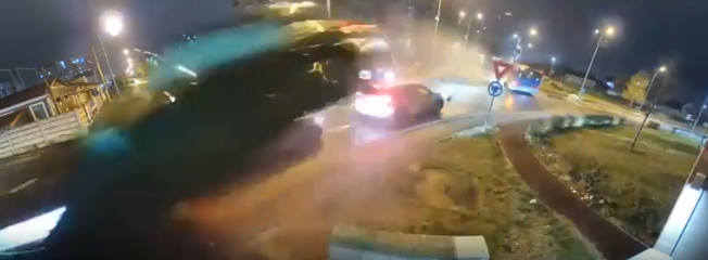 Accident uluitor în Oradea! A zburat ca o rachetă peste sensul giratoriu: ce s-a întâmplat cu șoferul