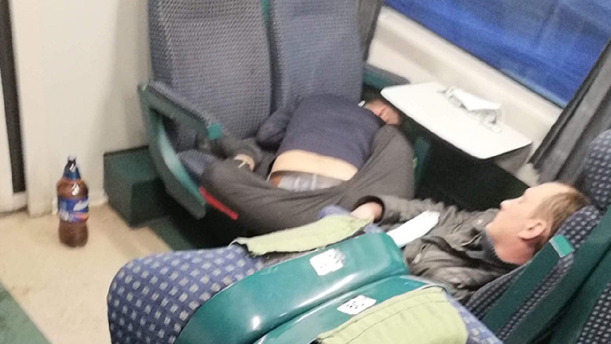 Made in Vaslui. Imaginea zilei: doi bețivi dormind în genunchi în tren, fără mască, au făcut înconjurul internetului