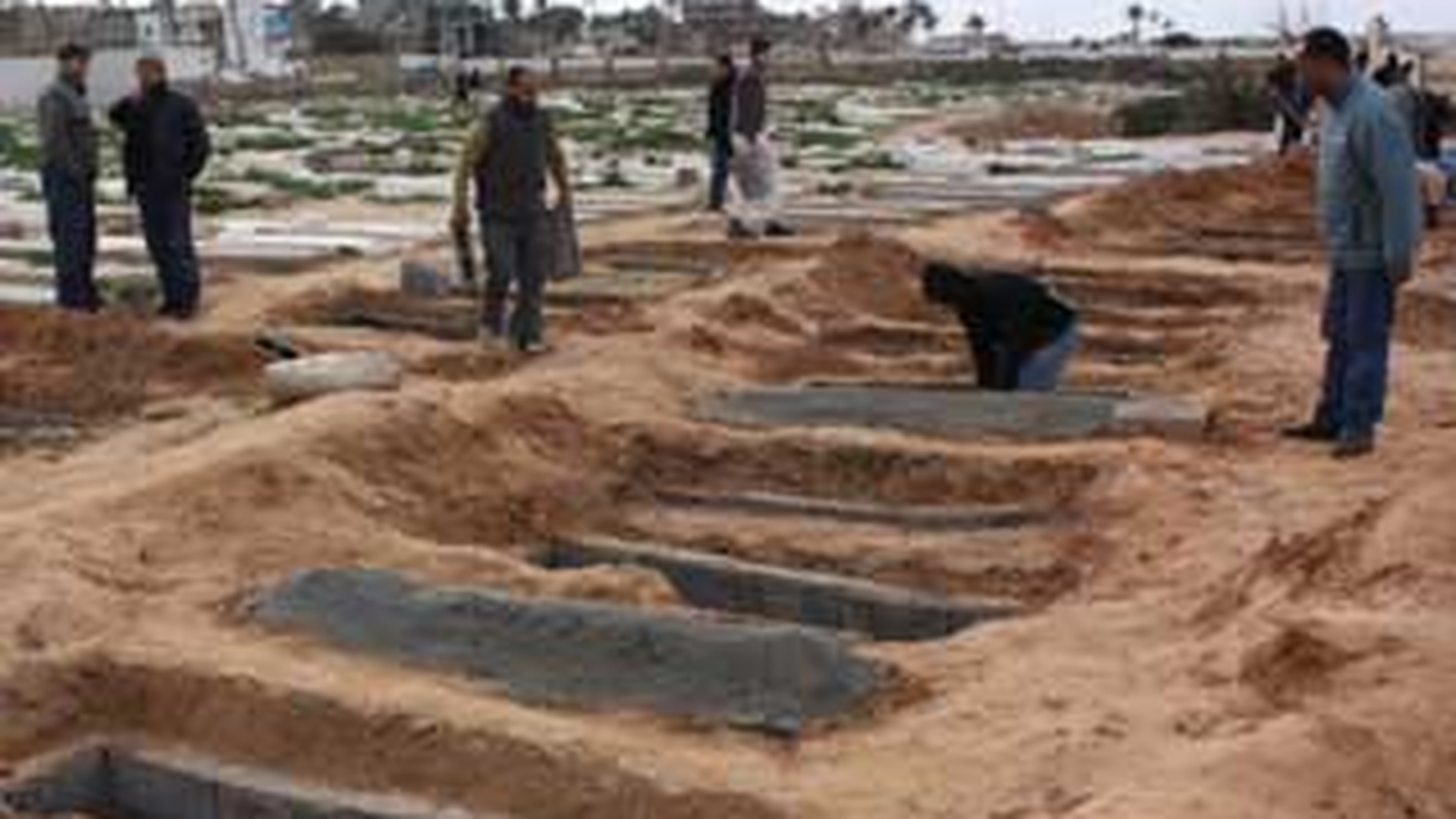 Macel in Libia! Doua gropi comune cu 900 de cadavre au fost descoperite la Tripoli!
